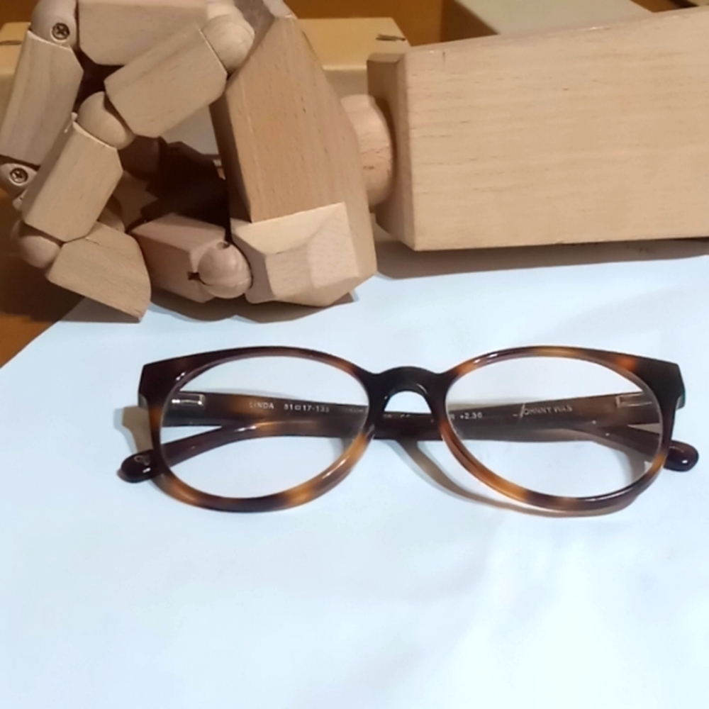 Johnny was tortouise round glasses